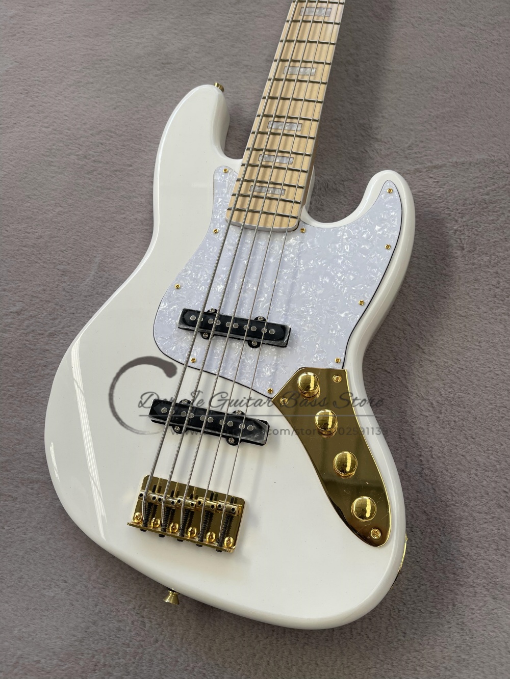 Bass putih 5 senar, bridge tet - Bass Guitar Fretless ulasan dan harga